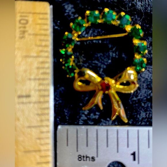 Vintage Wreath Pin Brooch Gold Tone Christmas Green & Red Rhinestones Prong Set - Picture 3 of 3